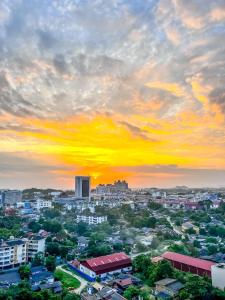 Un horizonte de ciudad con una puesta de sol en el cielo en MIMPI HOMESTAY - 4 Bedroom and Pool, en Kuala Terengganu 15 fotos más