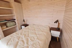 een slaapkamer met een bed en een tafel met een lamp bij Casa Blanca Fundo Duao in Iloca