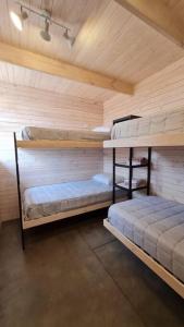 una camera con 2 letti a castello in una cabina di Casa Blanca Fundo Duao a Iloca
