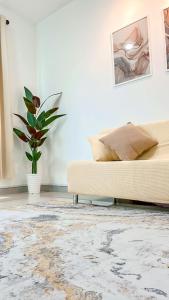 sala de estar con cama y planta en MIMPI HOMESTAY - 4 Bedroom and Pool, en Kuala Terengganu