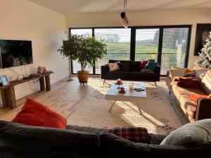ein Wohnzimmer mit einem Sofa und einem Tisch in der Unterkunft Maison petite Suisse luxembourg in Berdorf