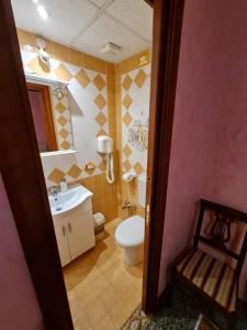 ローマにあるEr Centurioneのバスルーム(白いトイレ、シンク付)