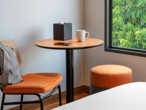 ibis Chiang Mai Nimman Journeyhub客房内的一张或多张床位