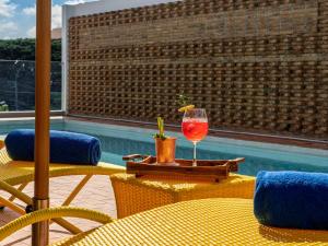ibis Chiang Mai Nimman Journeyhub内部或周边的泳池