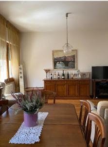 Casa tranquilla firenze في فلورنسا: غرفة معيشة مع طاولة وغرفة طعام