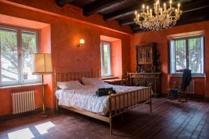 - une chambre avec un lit et un lustre dans l'établissement Heritage mountain top Villa near Rome w/ Pool & Panoramic views, à Poli
