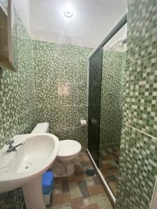 uma casa de banho com um WC, um lavatório e um chuveiro em Pousada Korui em Abraão