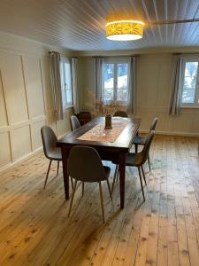 comedor con mesa de madera y sillas en Casa Dorino - Casa di vacanza ideale per famiglie en Rodi