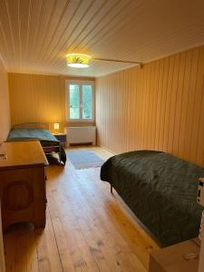 - une chambre avec 2 lits et un bureau dans l'établissement Casa Dorino - Casa di vacanza ideale per famiglie, à Rodi
