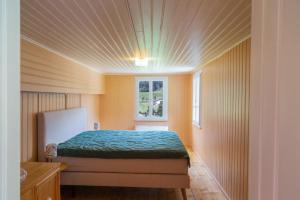 - une chambre avec un lit dans une pièce dotée d'une fenêtre dans l'établissement Casa Dorino - Casa di vacanza ideale per famiglie, à Rodi