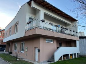 un edificio con balcón en la parte superior en Apartman House Jasmina en Bihać