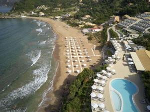 uma vista aérea de uma praia com guarda-sóis e do oceano em Pelekas Monastery em Pelekas