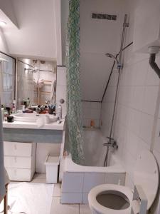 y baño con aseo, lavabo y bañera. en Chatelain Residence, en Bruselas