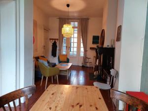 sala de estar con mesa de madera y sillas en Chatelain Residence, en Bruselas