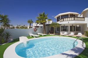 eine Villa mit einem Swimmingpool vor einem Haus in der Unterkunft Miguel, 3 bed with private pool in Puerto del Carmen
