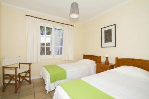 ein Schlafzimmer mit zwei Betten und einem Fenster in der Unterkunft Miguel, 3 bed with private pool in Puerto del Carmen