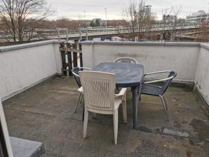 une table bleue et des chaises sur un balcon dans l'établissement Ferdimesse Apartments 2, à Cologne