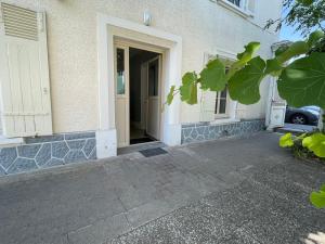 otwarte drzwi domu z samochodem na zewnątrz w obiekcie Le Logis de la Place w mieście Thouars