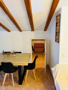 Studio de 40m2 au pieds des pistes في Péone: غرفة طعام مع طاولة وكراسي خشبية