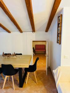 a dining room with a wooden table and chairs at Studio de 40m2 au pieds des pistes in Péone