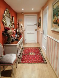 un pasillo con una puerta blanca y una alfombra roja en Piso Céntrico Vigo 6 pax Lola, en Vigo