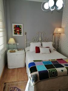 - une chambre avec un lit doté d'une couette dans l'établissement Piso Céntrico Vigo 6 pax Lola, à Vigo
