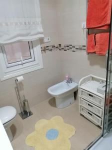 La petite salle de bains est pourvue de toilettes et d'un lavabo. dans l'établissement Piso Céntrico Vigo 6 pax Lola, à Vigo