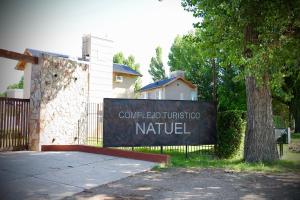 um sinal em frente a um portão em frente a uma casa em Complejo Turístico Natuel em Vista Flores