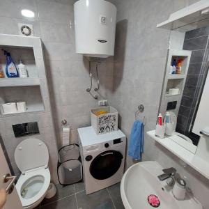 uma pequena casa de banho com WC e lavatório em Stan na dan MB Istocno Sarajevo em Lukavica