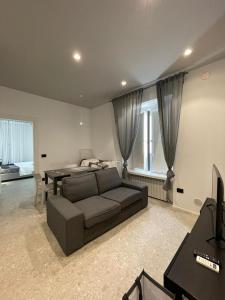 uma sala de estar com um sofá e uma mesa em De Luca 6 Apartments em Salerno