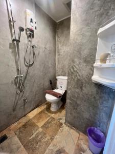 La salle de bains est pourvue d'une douche et de toilettes. dans l'établissement UDEE Cozy Hotel, à Chiang Mai