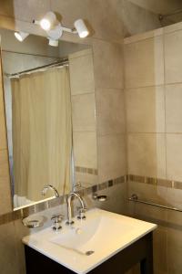 La salle de bains est pourvue d'un lavabo et d'un miroir. dans l'établissement Complejo Turístico Natuel, à Vista Flores
