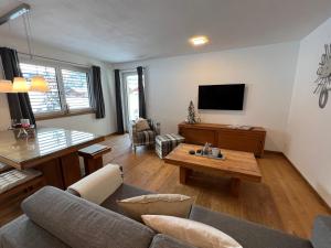 sala de estar con sofá y mesa en Alp Apart Niederthai, en Umhausen
