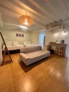 um quarto amplo com 2 camas e um lustre em UDEE Cozy Hotel em Chiang Mai