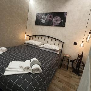 a bedroom with a bed with towels on it at Chiaro di Luna - Casa Vacanze in Rome