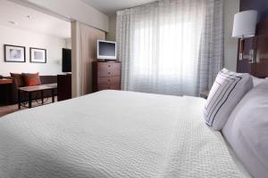 1 dormitorio con 1 cama blanca grande y escritorio en Sonesta ES Suites Dallas Central Expressway, en Dallas