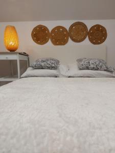 ein weißes Bett mit zwei Kissen darüber in der Unterkunft Dach nad głową in Szczecinek