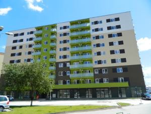 un edificio de apartamentos en un aparcamiento en Prima Residence Apartment, en Oradea