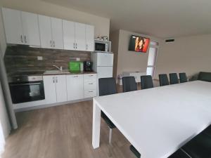 a kitchen and dining room with a table and chairs at Villa Galiana in Simitli
