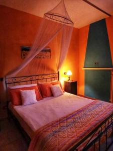 - une chambre avec un grand lit à baldaquin dans l'établissement A casa di Anna, à Vaglio Serra