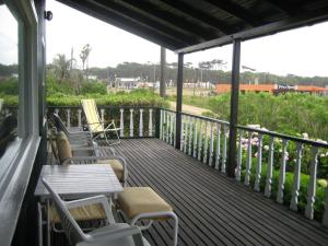 una terraza con sillas y mesas y vistas a un campo en Chalet Chabot - frente al mar!, en La Paloma