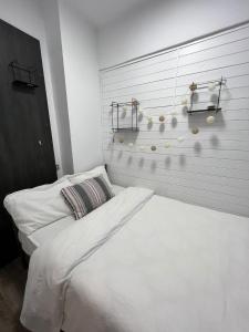 ブカレストにあるFirst Studioのベッドルーム1室(ベッド2台、クリスマスツリー付)