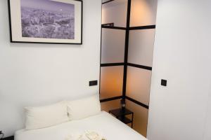 a bedroom with a bed and a picture on the wall at 31 Apartments - Luxe in het centrum van Malaga in Málaga