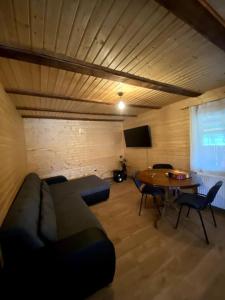TV a/nebo společenská místnost v ubytování Cabană la poalele munților cu ciubăr