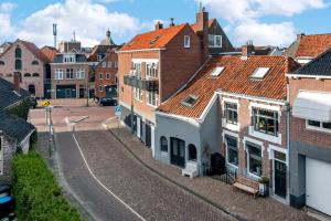 uitzicht op een straat in een stad met gebouwen bij Knus appartement in sneek in Sneek