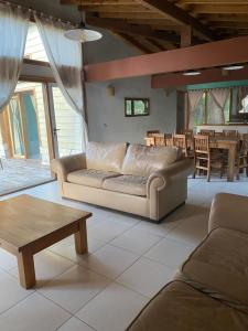 サン・カルロス・デ・バリローチェにあるCabaña Bariloche Lodge 2のリビングルーム(ソファ、テーブル付)