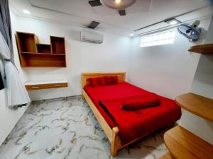 een slaapkamer met een rood bed in een witte kamer bij MM's House in Ho Chi Minh-stad