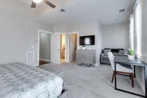 a bedroom with a bed and a desk and a couch at 2-Bedroom Condo Unit with Free Parking & 2 King Beds in Nashville