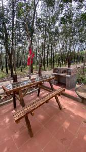 einen Picknicktisch mit einer roten Schleife darüber in der Unterkunft Nhà Ông Chú in Phước Bình