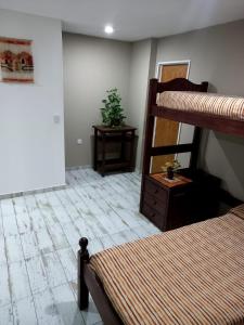 1 dormitorio con litera y vestidor con planta en Complejo Las Palmeras en Tandil